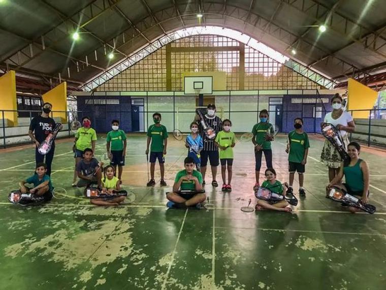 Prefeitura de Nioaque realiza entrega de kits de Badminton para projeto local 