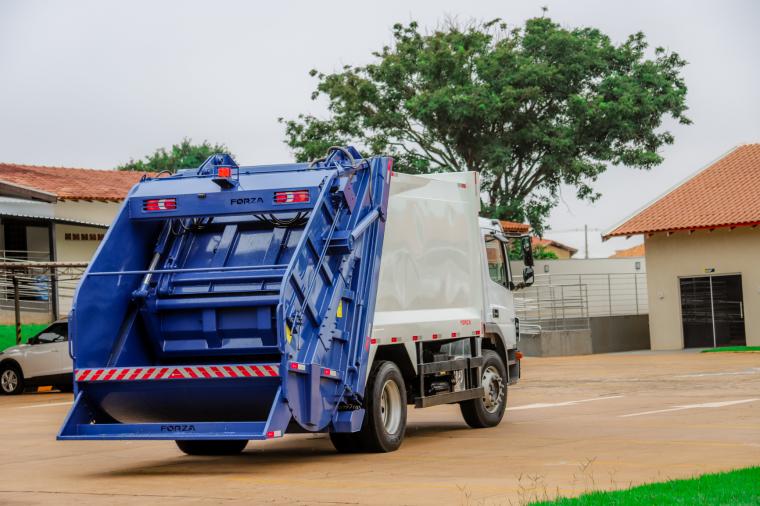Nioaque adquire caminhão compactador para coleta de lixo