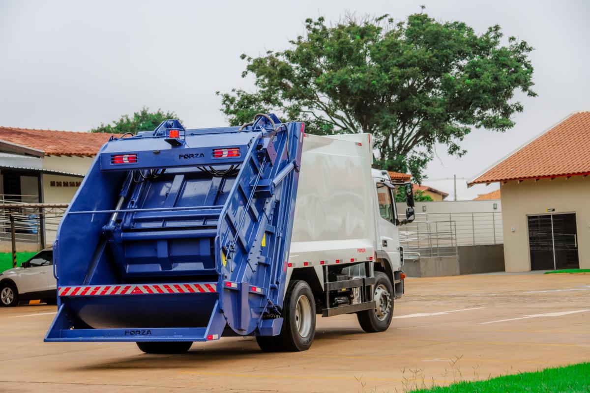 Imagem 2287 - Nioaque adquire caminhão compactador para coleta de lixo