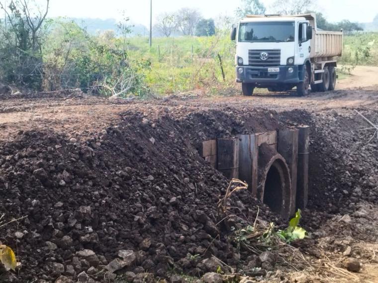 Prefeitura de Nioaque realiza instalação de bueiros no Assentamento Uirapuru 