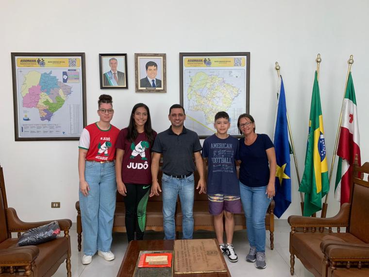 Atletas nioaquenses embarcam para Curitiba com apoio da Prefeitura 