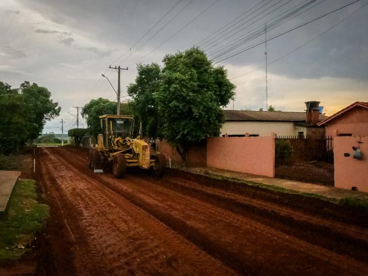 Obra do asfalto do bairro São Miguel está em fase de terraplanagem e revestimento 