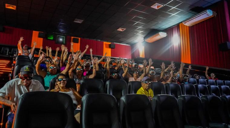 Prefeitura de Nioaque faz excursão com os idosos no cinema em Aquidauana