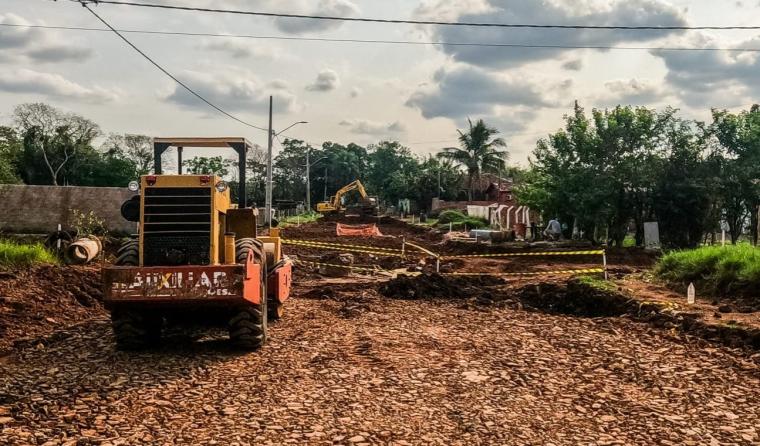 Avançam terraplanagem para asfalto na área Central de Nioaque