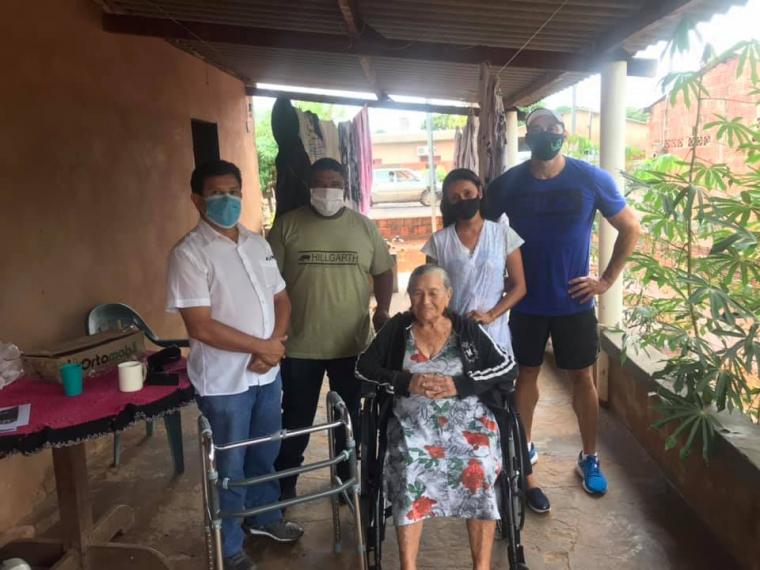 Saúde de Nioaque entrega equipamentos de locomoção para paciente local 