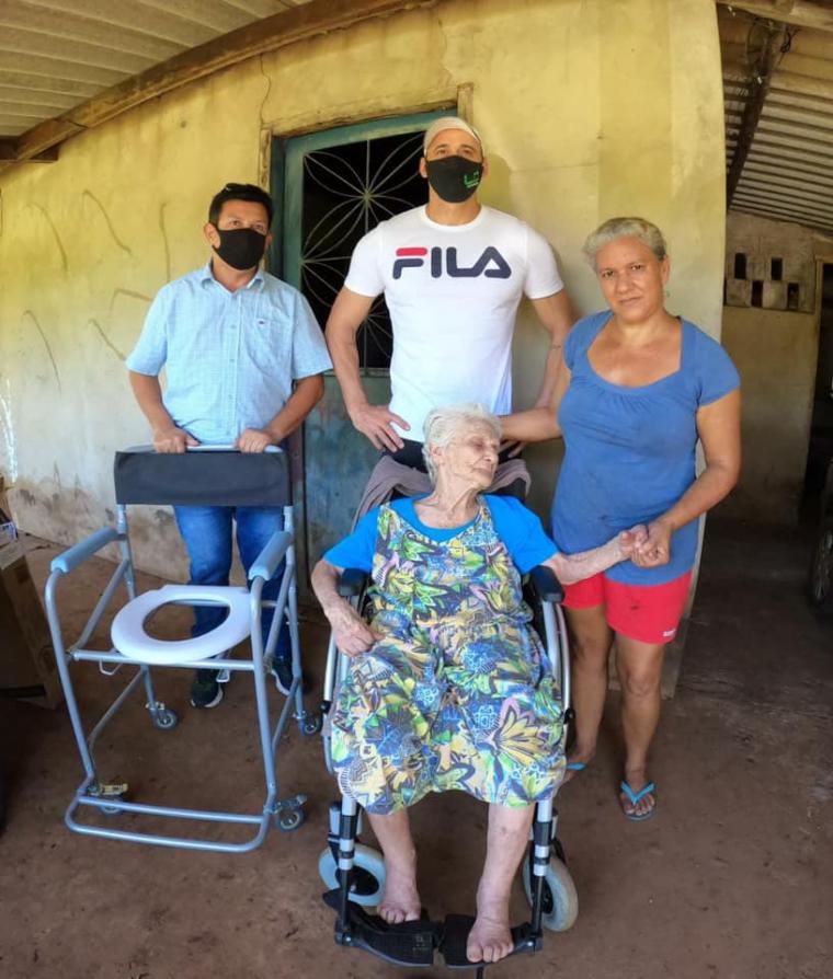 Saúde de Nioaque entrega cadeira de rodas a paciente local 