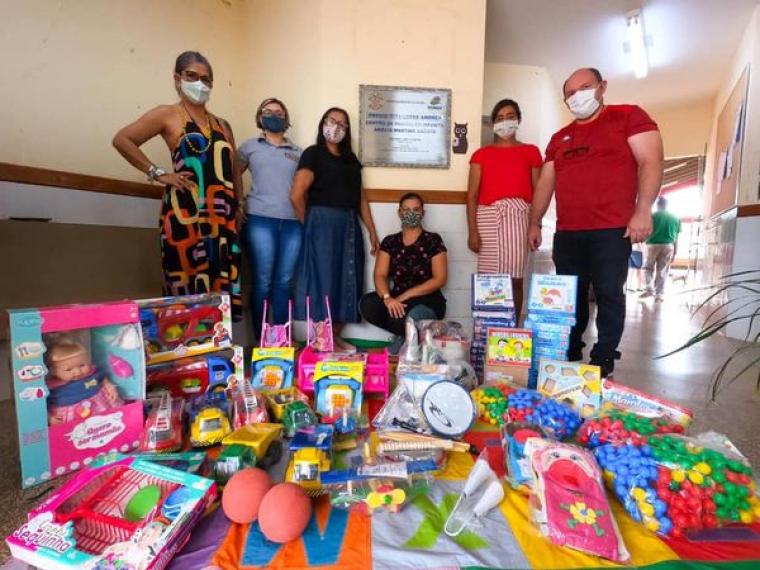 Prefeitura de Nioaque entrega brinquedos no CEI Rita Lopes de Andréa 