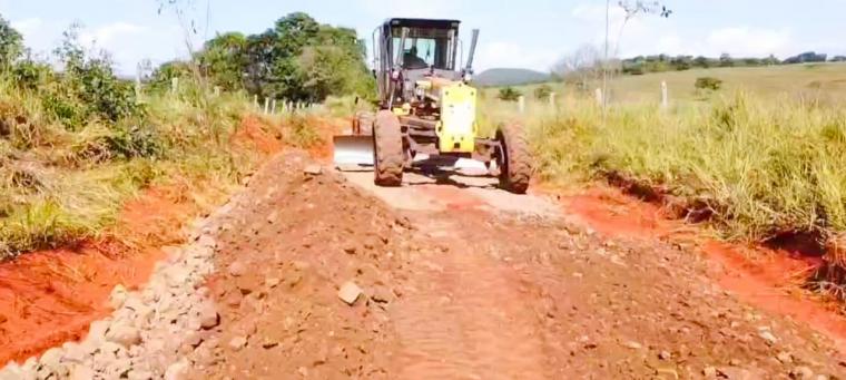 Prefeitura de Nioaque recupera estradas da Colônia Nova 